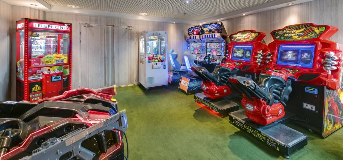 3- VIDEO GAMES ARCADE<br>L’ESPACE HIGH-TECH POUR PETITS ET GRANDS