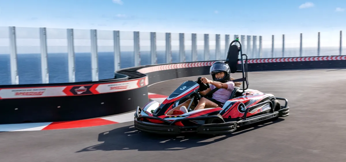 1- VIVA SPEEDWAY<br> ADRÉNALINE SUR TROIS ÉTAGES AU-DESSUS DES FLOTS