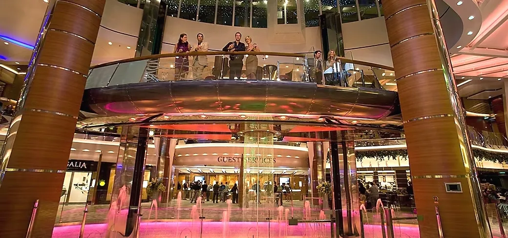 4- RISING TIDE BAR<br>LE BAR ASCENSEUR PANORAMIQUE
