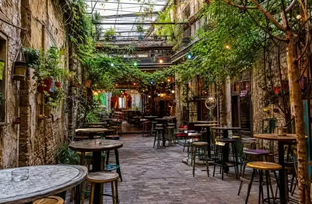 Dans le quartier juif