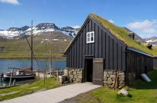 À Ísafjörður