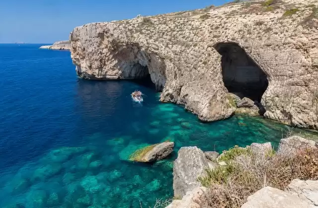 À Blue Grotto