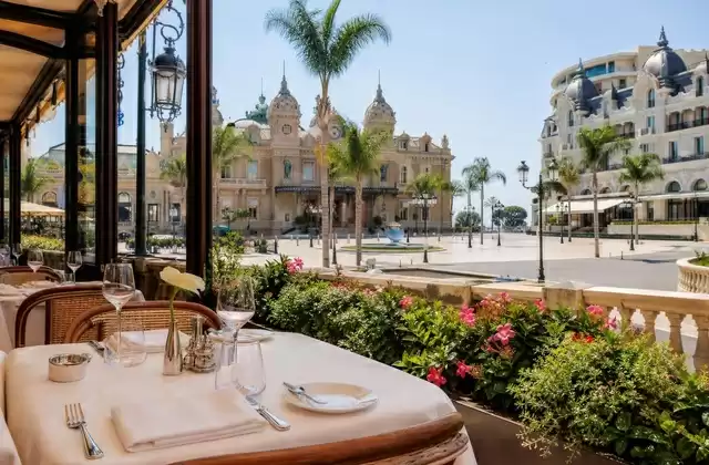 Au Café de Paris