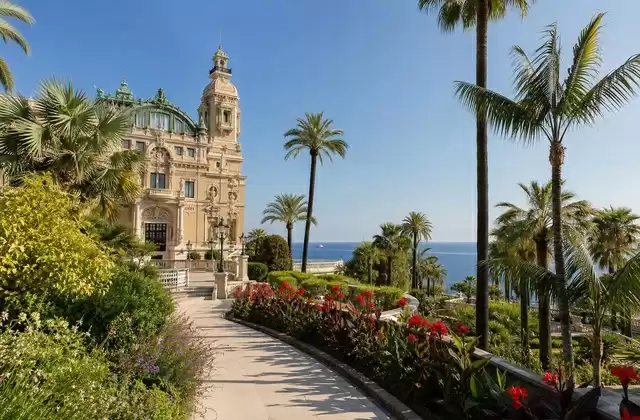 Dans les jardins du Casino
