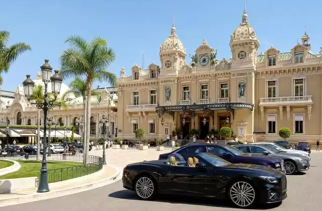 Sur la place du Casino