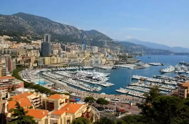 Au port Hercule