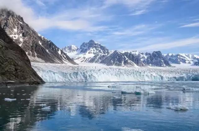 Face aux glaciers du Kongsfjord