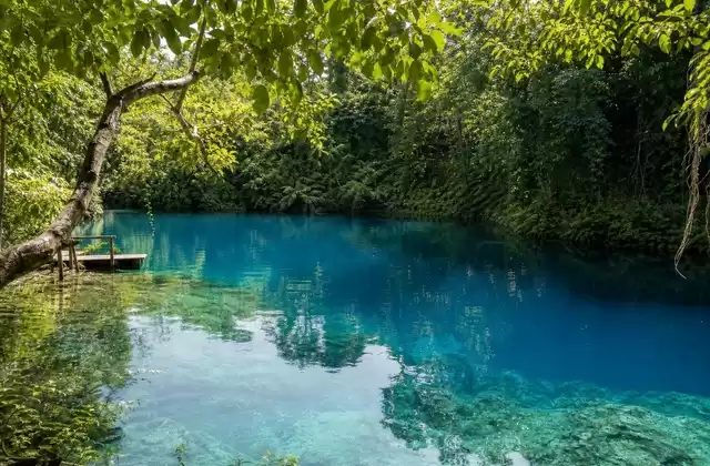 À Riri Blue Hole