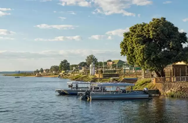 Kasane et les rives habitées