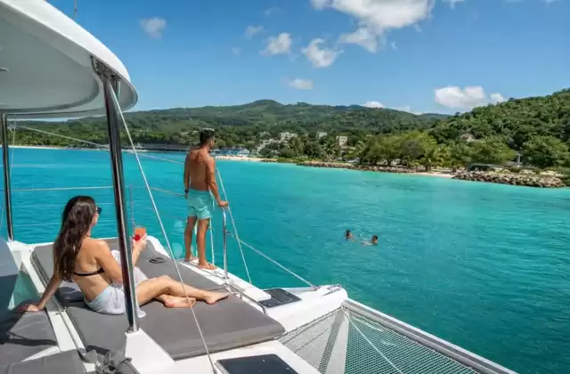 Catamaran sur la côte