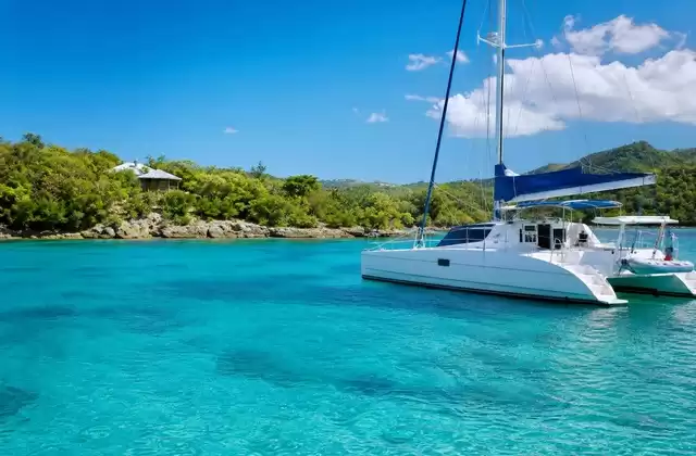 Catamaran sur la côte