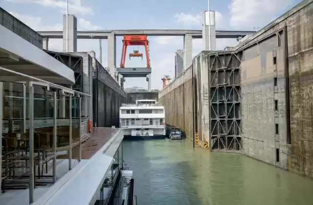 Passer les écluses du barrage